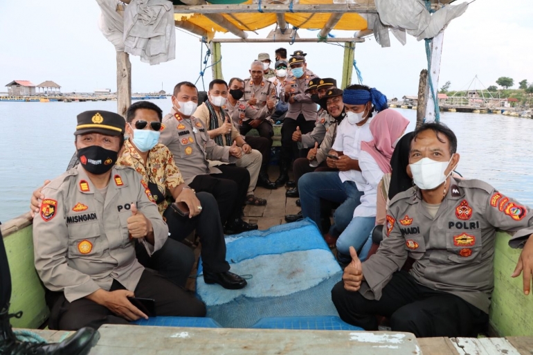 Jajaran Kepolisian Lombok Timur berada di perahu usai laksanakan vaksinasi, foto: Istimewa