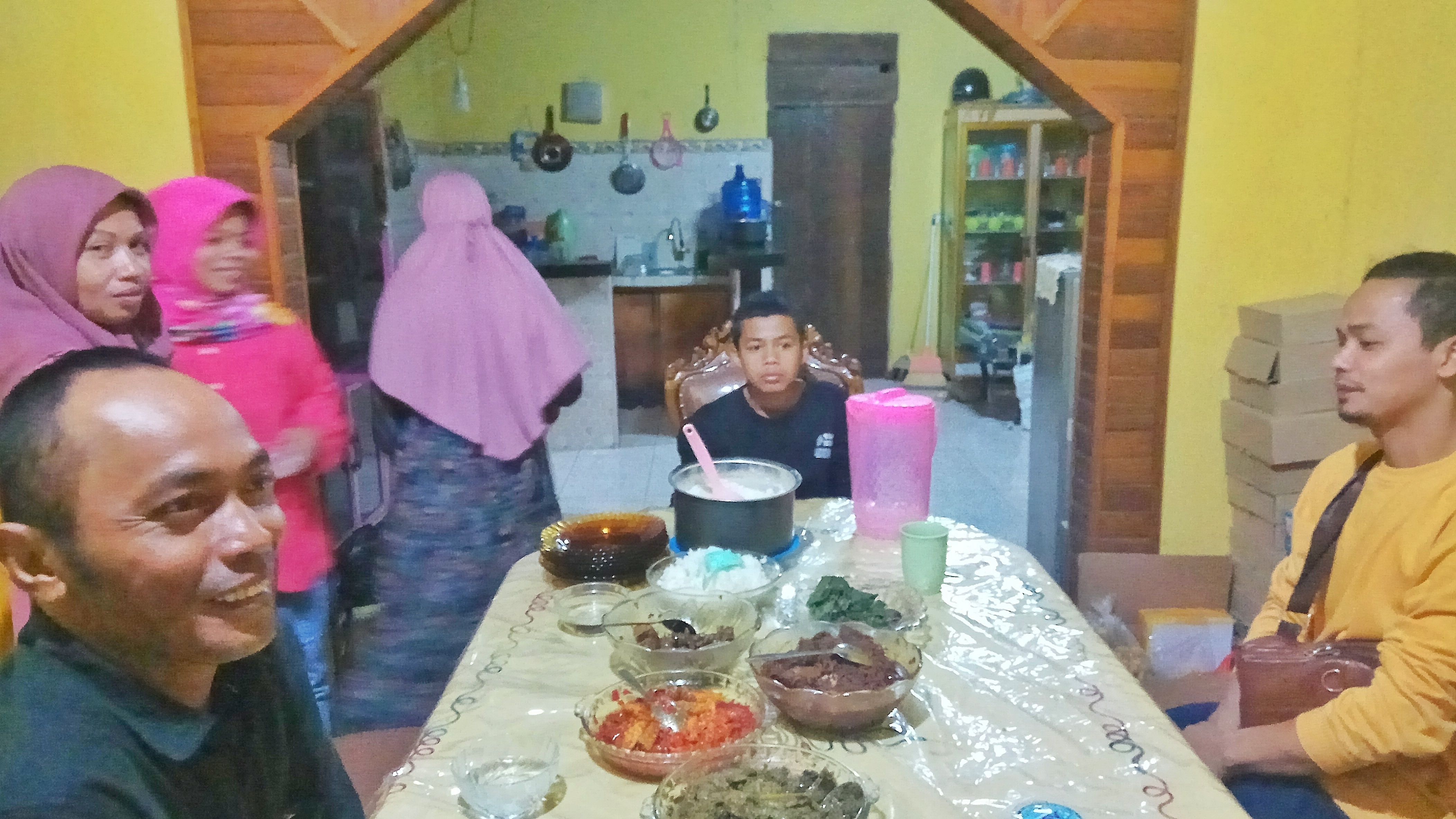 Salah satu momen kebersamaan dirumah bako dengan makan bersama (Dokpri)