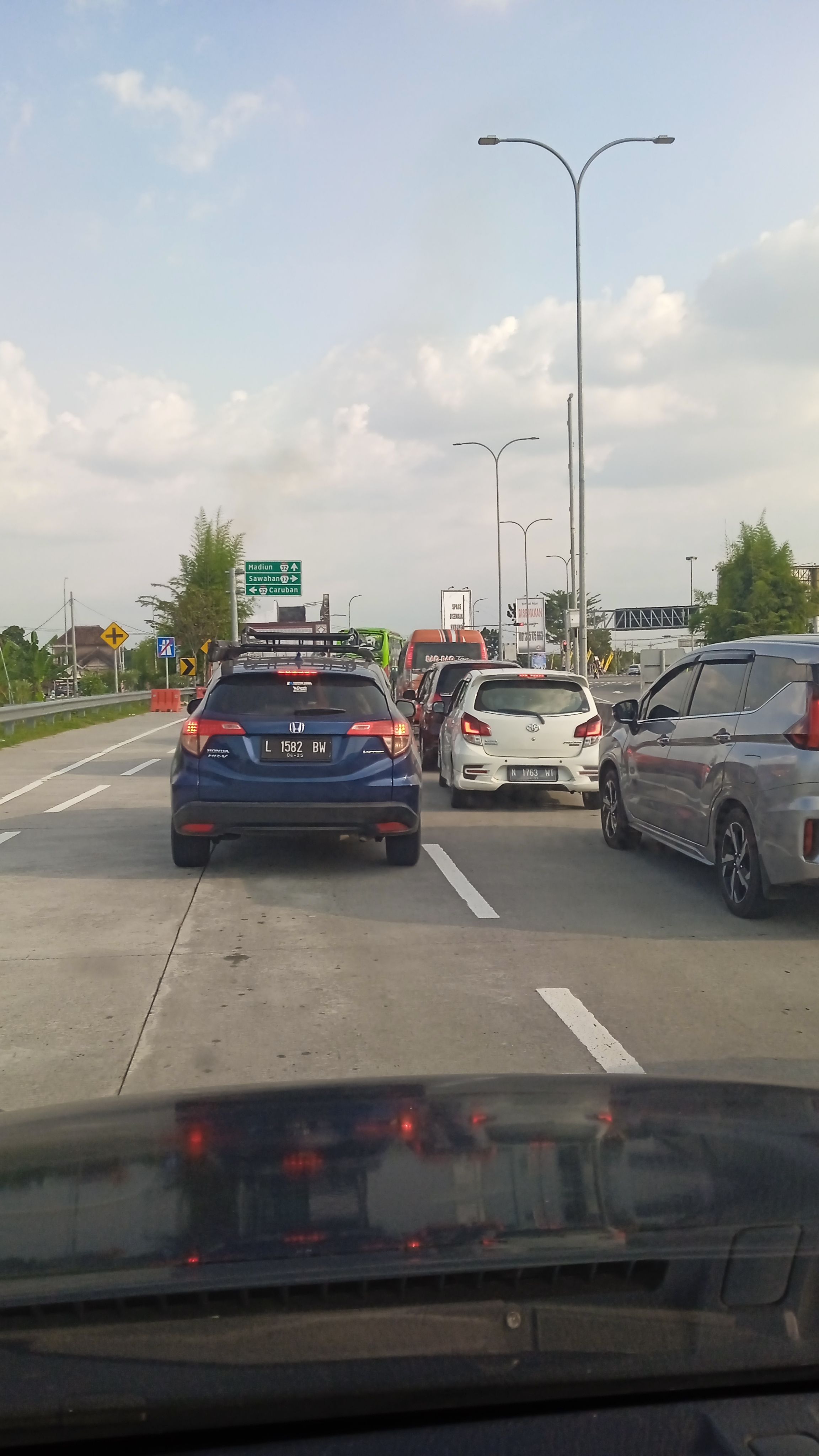 Antrian di exit tol Madiun, dok. pribadi