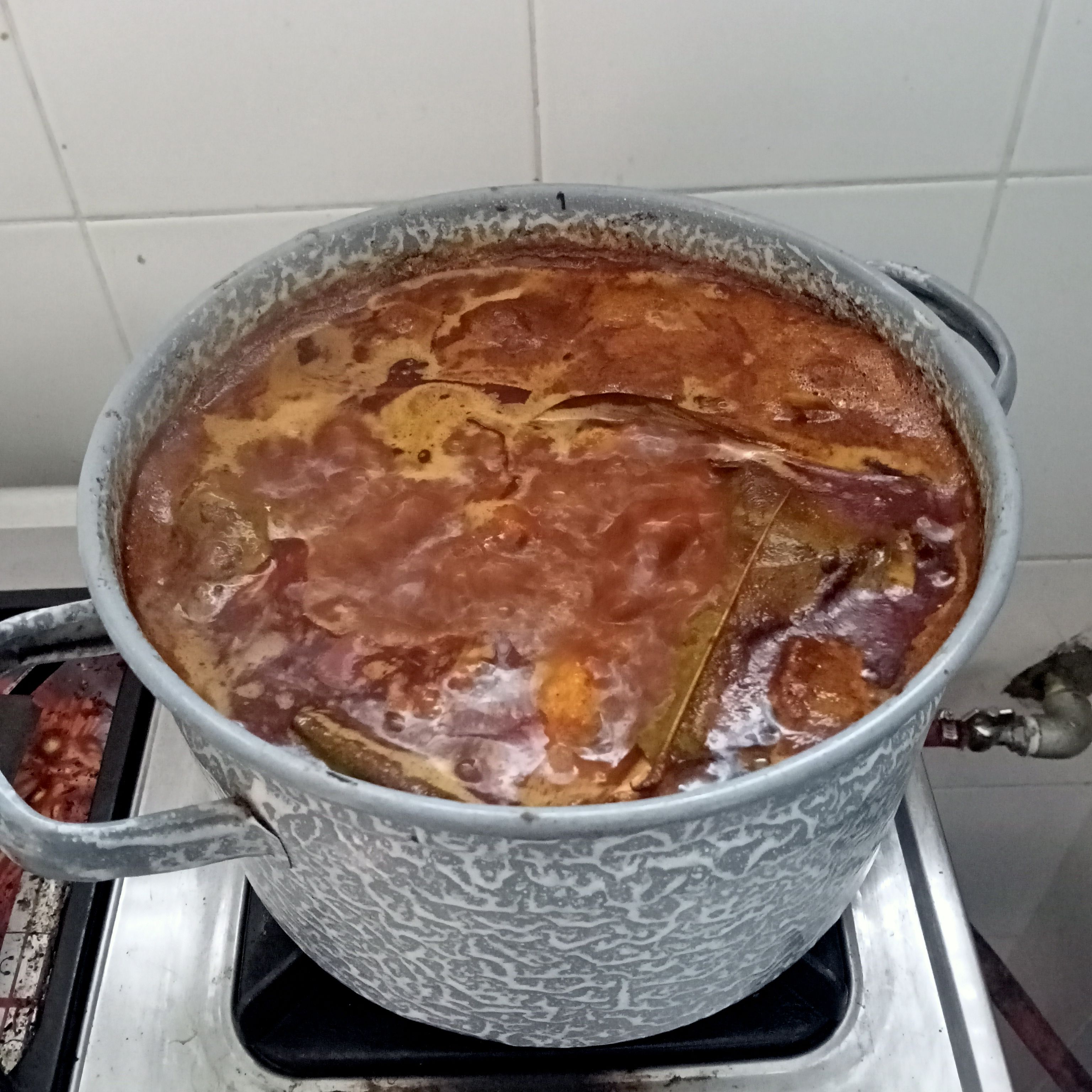 Daging sedang direbus ditambah bumbu ladheh, daun, rimpang (dokumen pribadi