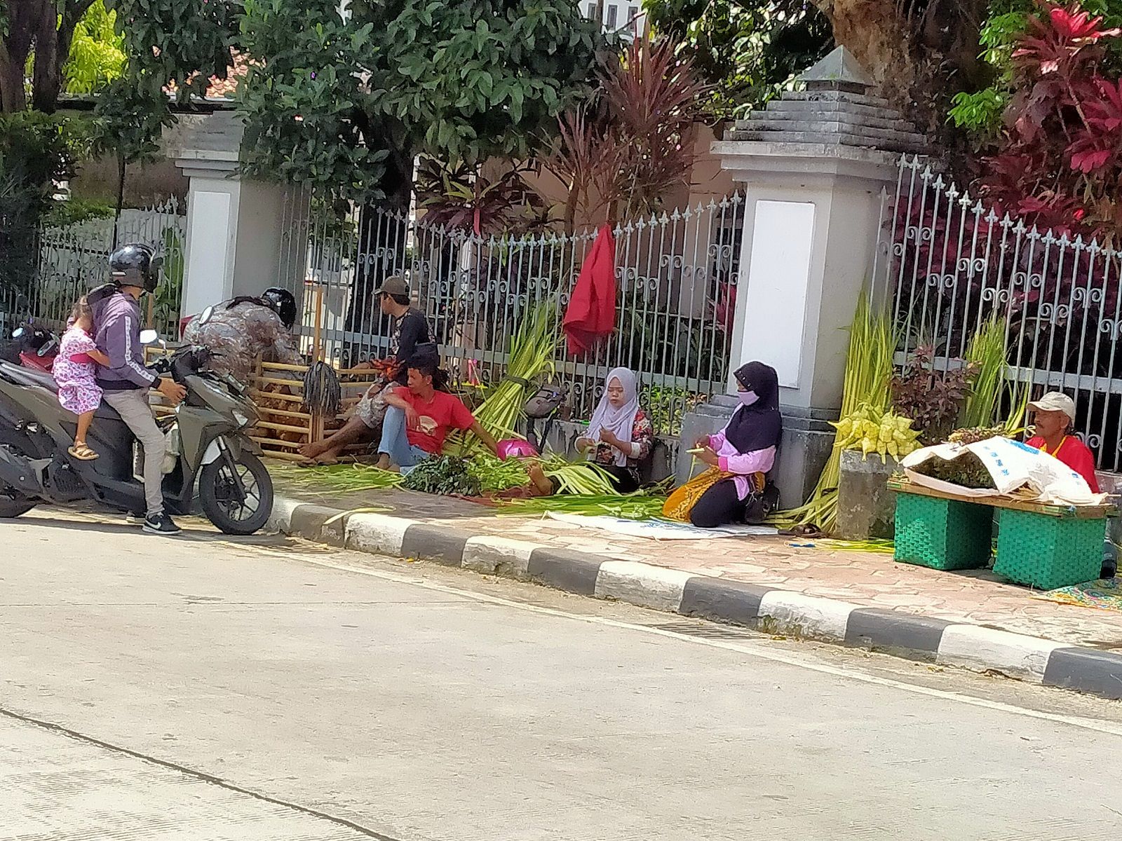Penjual kelontong dan ayam merah di tepi jalan | foto: KRAISWAN