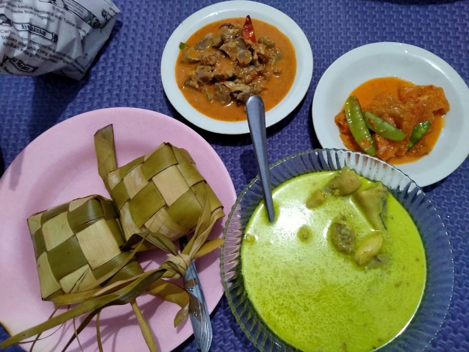 Ketupat opor, menu andalan merayakan lebaran | foto: KRAISWAN