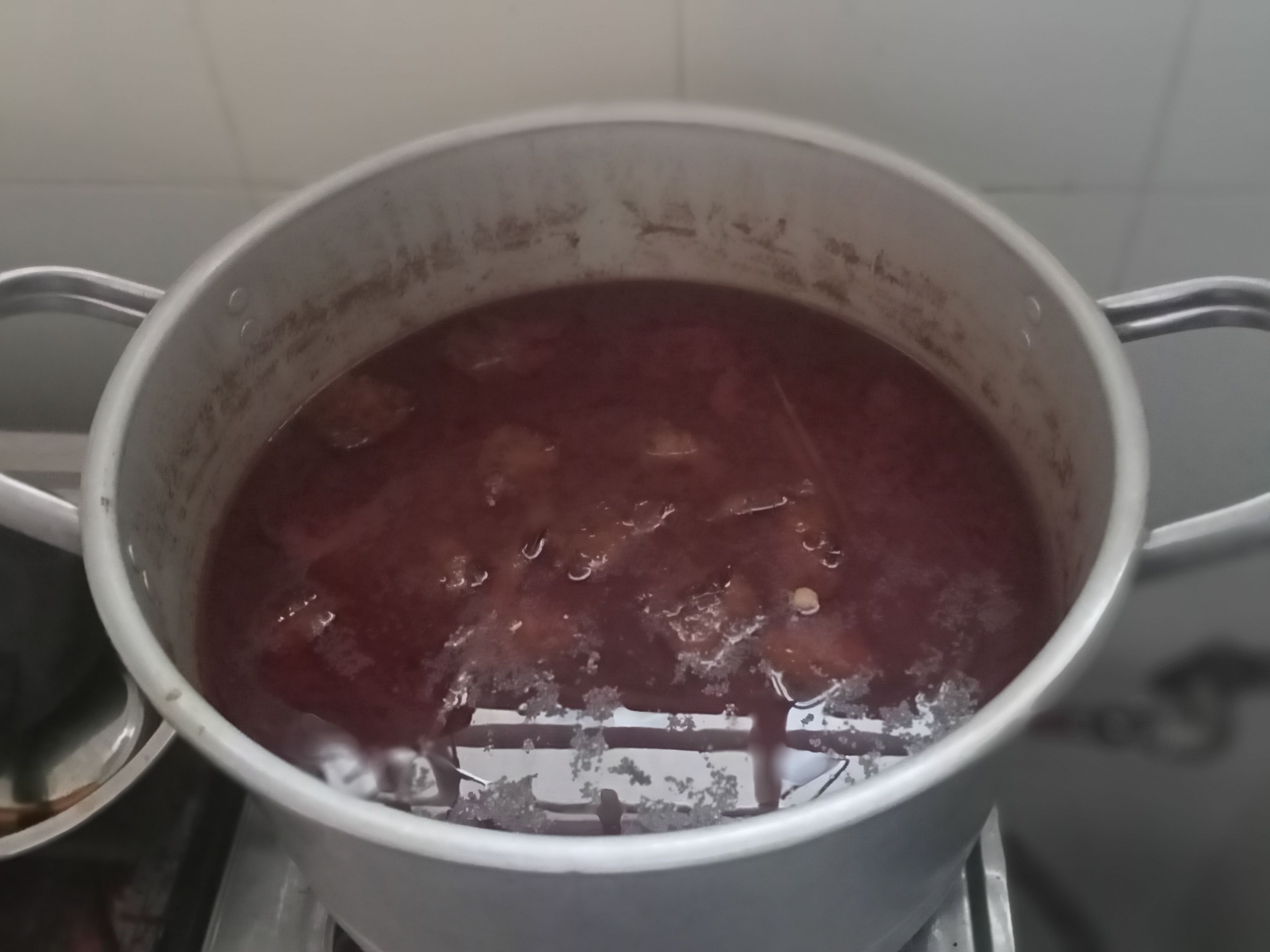 Kuah ladheh dipindahkan ke tempat lebih besar (dokumen pribadi)