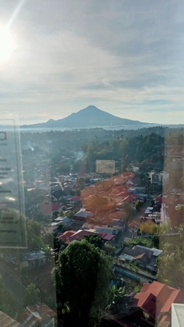 pemandangan gunung klabat dari jendela kamar hotel lantai 7 (sumber: dokpri)
