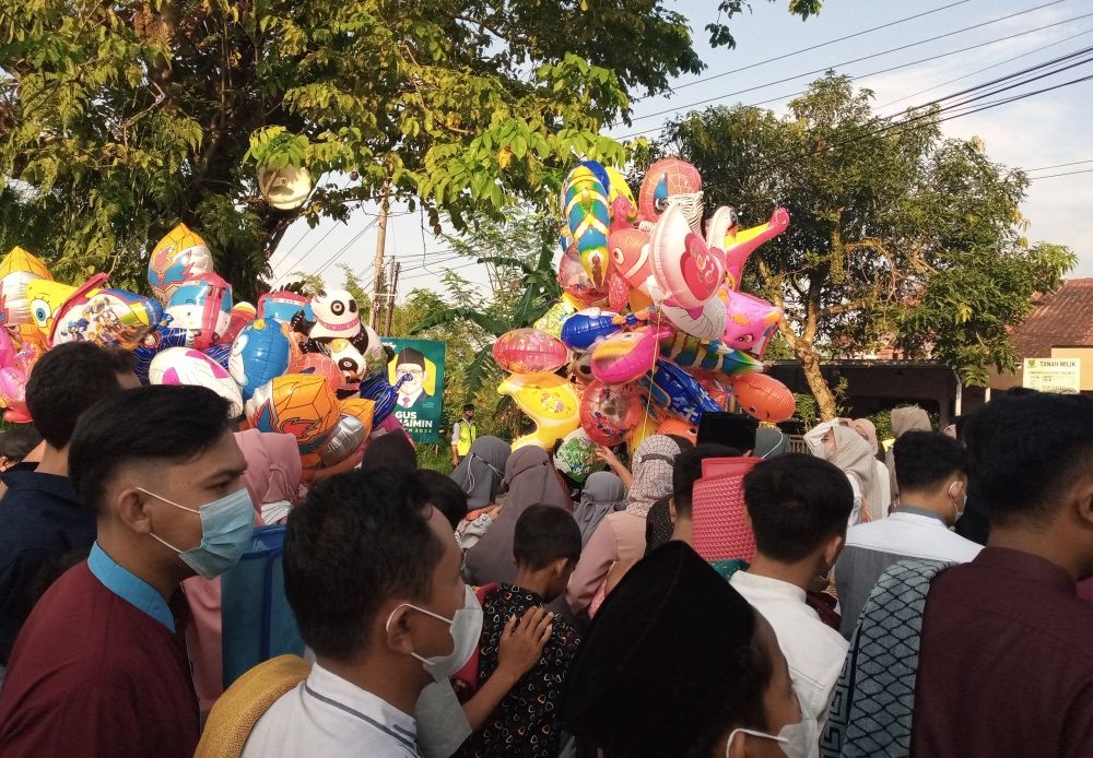 Penjual balon menyerbu lokasi salat Idulfitri (dok.pribadi).