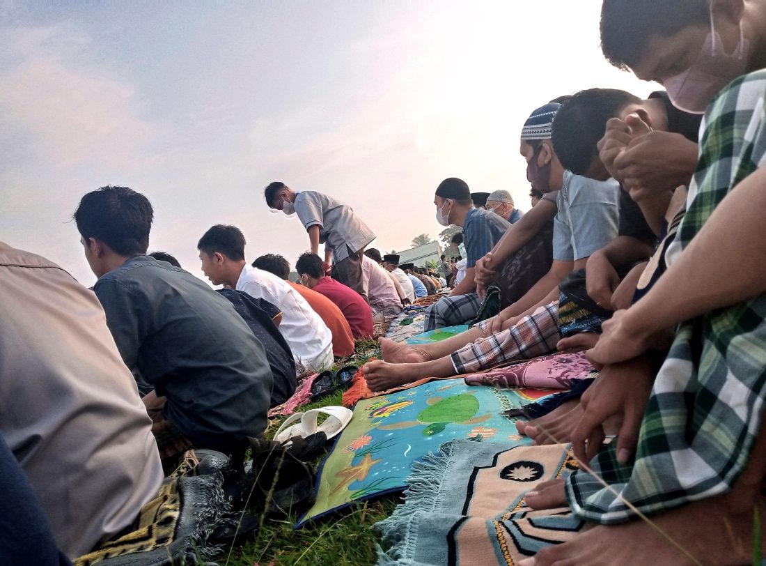 Duduk mendengarkan khotbah (dok.pribadi).