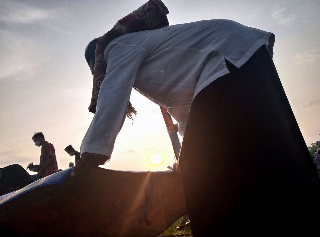 Jamaah menggelar tikar sebelum melaksanakan salat Idulfitri pada Senin (2/5/2022) (dok.pribadi).