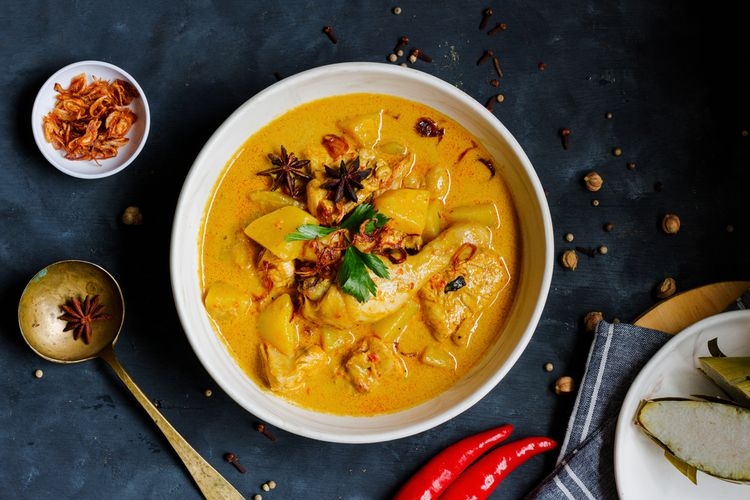 Opor Ayam, salah satu makanan yang biasanya disajikan saat momen Idul Fitri. Sumber: Shutterstock/yohanes_setiyanto via Kompas.com