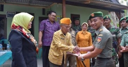 Foto Kenangan Sang Pejuang Mendapat Bantuan Renovasi Dari Komandan Kodim Kabupaten Pekalongan