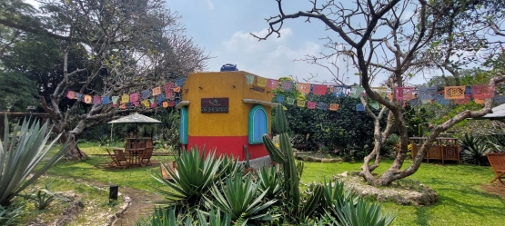 Sebuah kafe dengan hamparan hiasan-hiasan ala Meksiko bergantungan. (Sumber: Dokumentasi Pribadi)