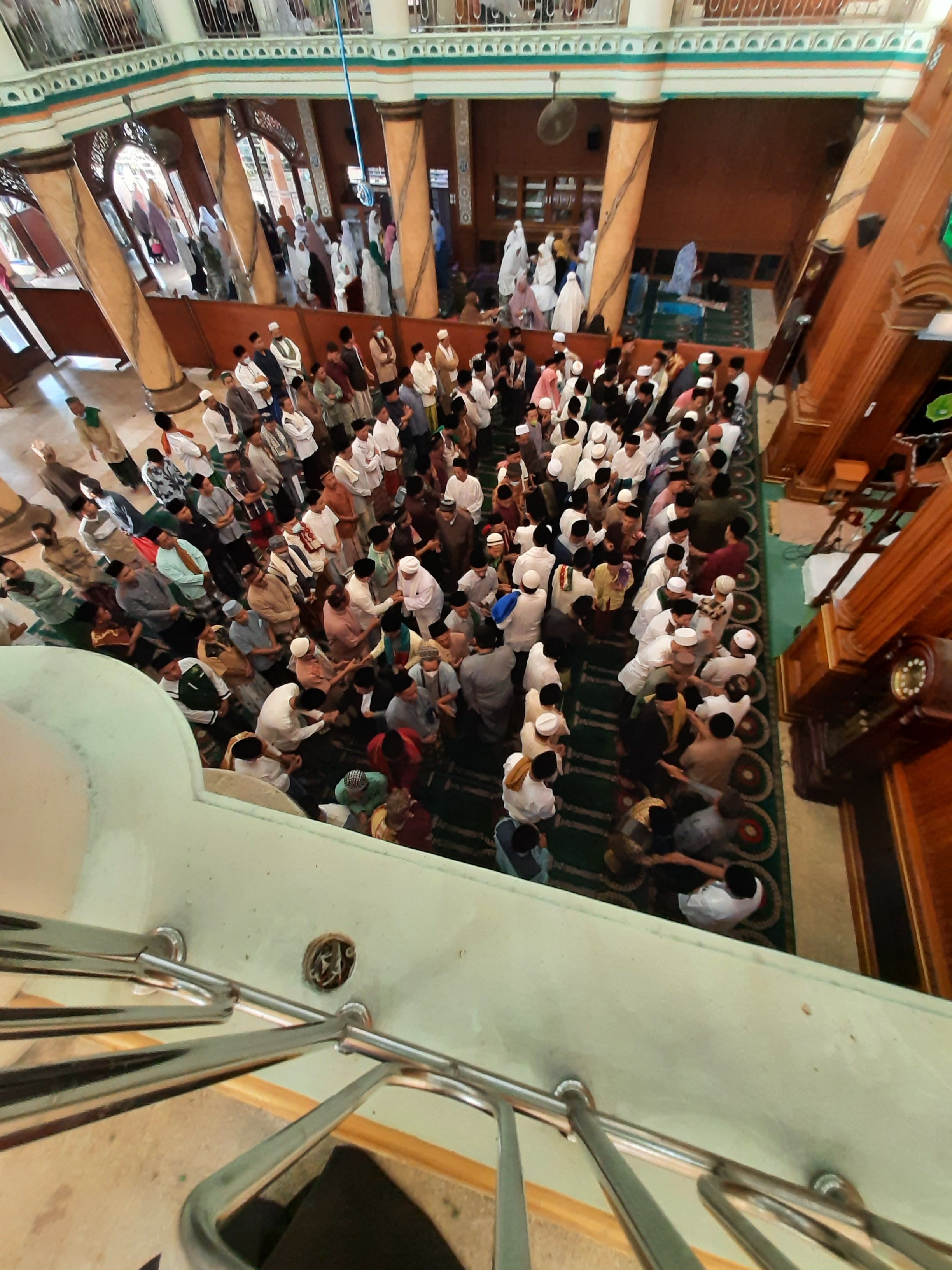 Budaya bersalaman memaafkan setelah pelaksanaan salat Idulfitri di Tambaksumur (foto dokpri)