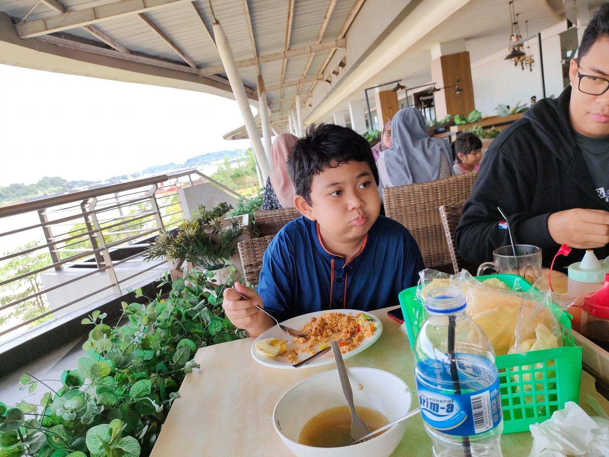 Poto : anak-anak sedang menikmati sepiring nasi goreng Istimewa (Dokumen pribadi)