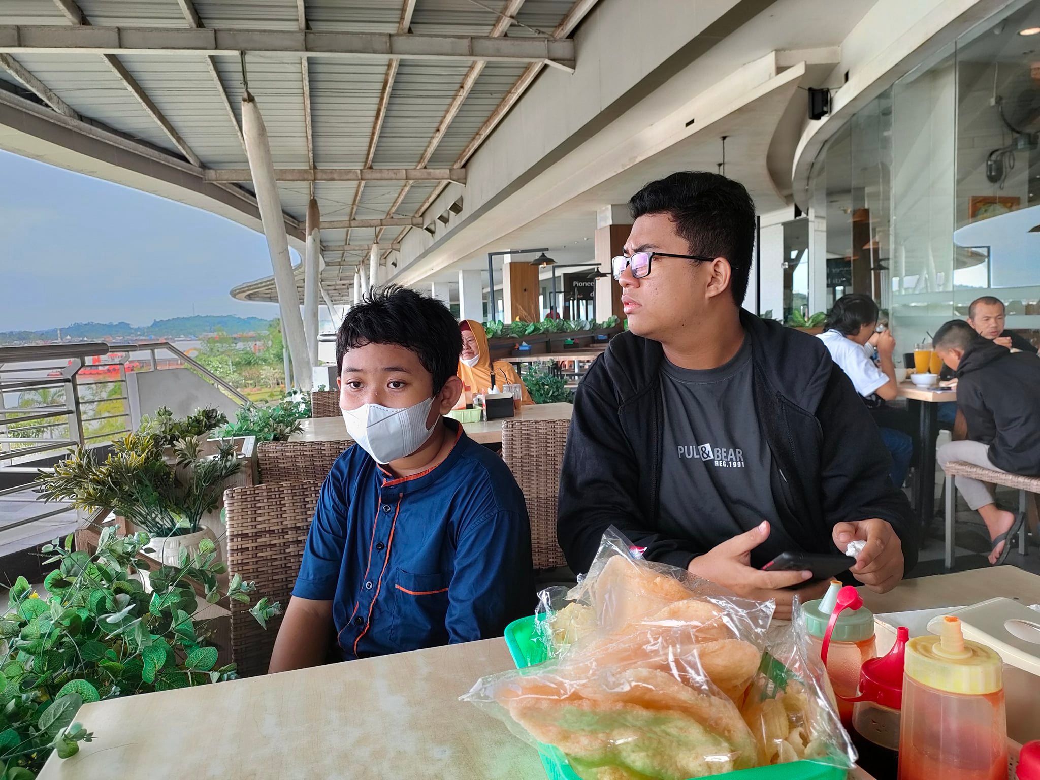 Poto : anak-anak sedang menunggu pesanan makanan di bakso lapangan tembak Bigmall Samarinda (Dokumen Pribadi)