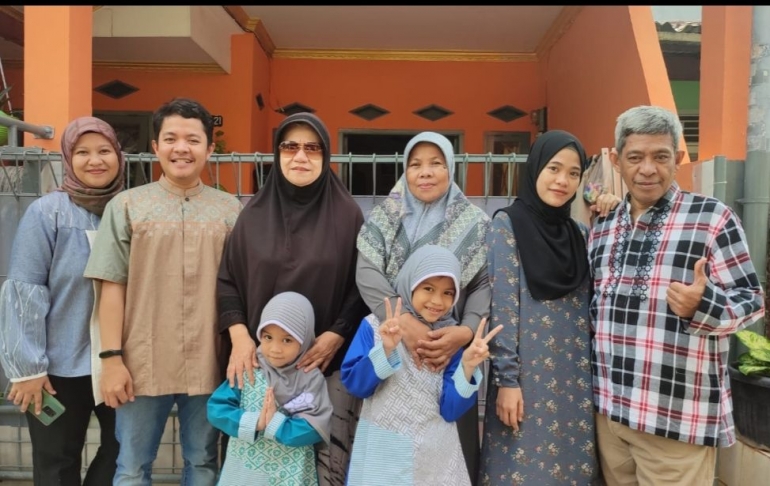Usai sholat Ied, berfoto keluarga (dok Nur Terbit)