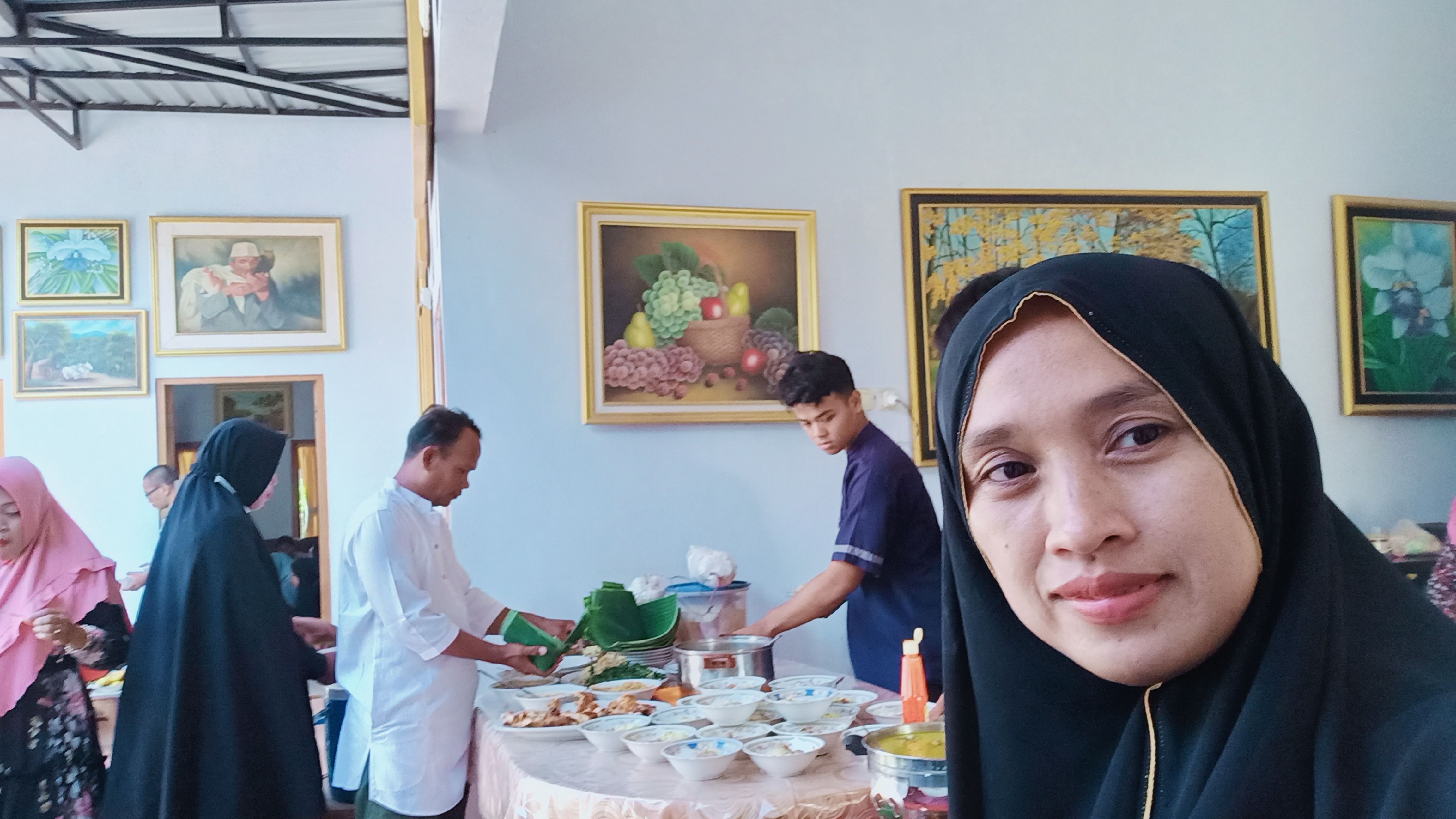 Suasana menyantap menu lebaran di rumah saya. Foto: dokumentasi pribadi 