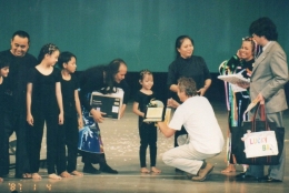 Niken Flora Rinjani dari Teater Tanah Air, menerima penghargaan dari Presiden Teater Anak Jepang. Foto: Dok. TTA