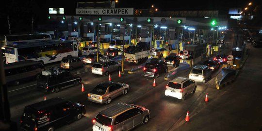 Tampak kemacetan terjadi sebelum masuk gerbang tol Cikampek (sumber: m.merdeka.com)