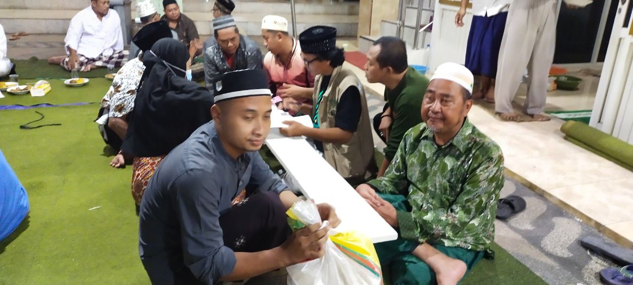 Warga menyerahkan zakat fitrahnya ke panitia di Masjid Dawatul Falah Tambaksumur (dok panitia)