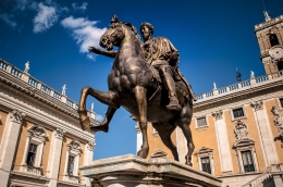 Patung berkuda Kaisar Marcus Aurelius di pusat Piazza del Campidoglio | Gambar oleh Edoardo Taloni via Pixabay
