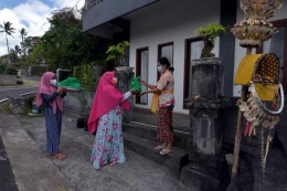 Tradisi Ngejot di Banjar Tista, Desa Dapdap Putih, Buleleng, Bali (foto: ANTARA/Nyoman Hendra Wibowo)