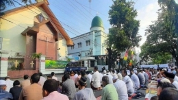 Jamaah Masjid Al Hikmah meluber hingga depan GKJ Joyodiningratan, Kratonan, Serengan, Solo (foto: ANTARA/Bambang Dwi Marwoto)