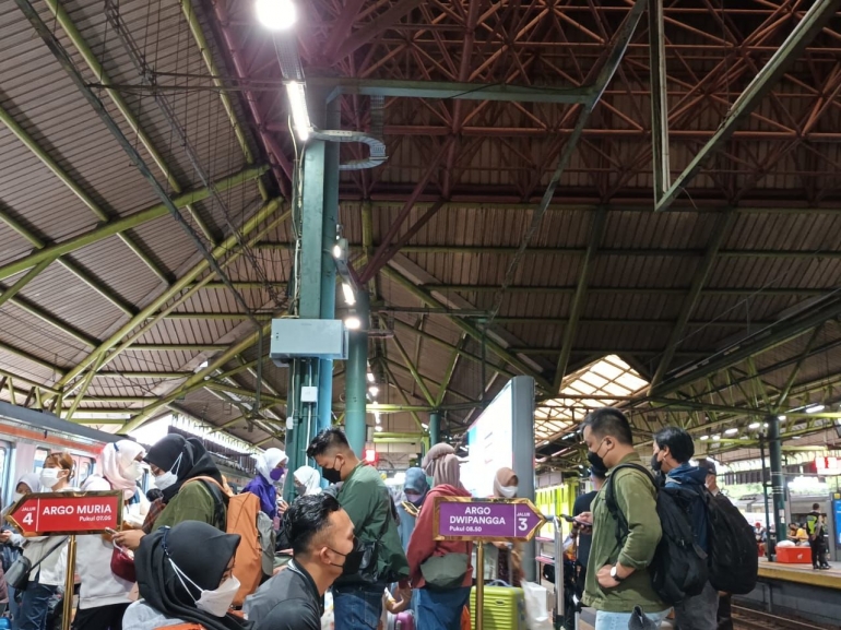Keadaan para penumpang yang sedang menunggu kereta datang (via foto pribadi)