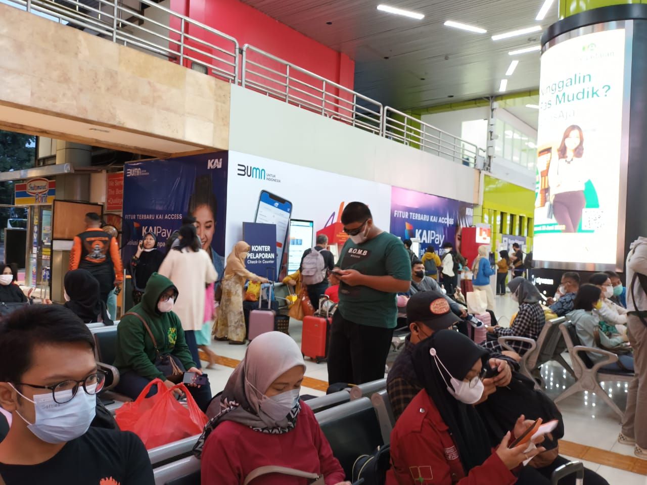 Kondisi stasiun Gambir saat menunggu keberangkatan (tvia foto pribadi)