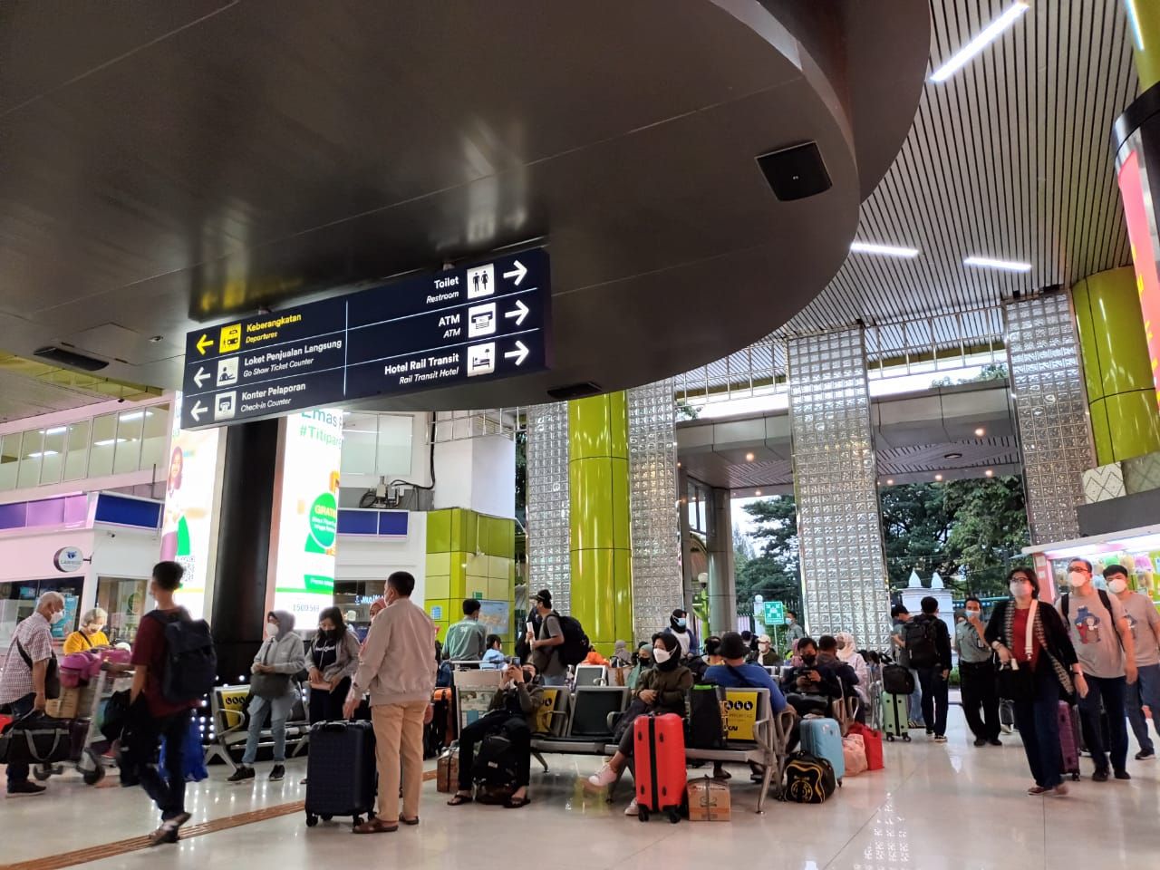 Keadaan stasiun Gambir mulai padat seiring jam keberangkatan (via foto pribadi)