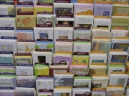 Ragam pilihan kartu ucapan di toko (Foto: Ardenn)