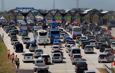 Tampak sejumlah kendaraan memadati tol Palimanan (sumber: kompas.com)