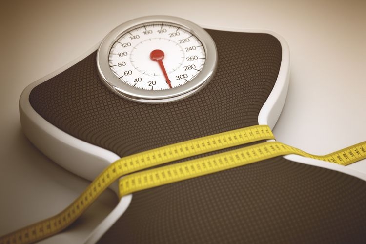 Ilustrasi mengukur berat badan dan lingkar pinggang. (sumber: ktsimage via kompas.com)