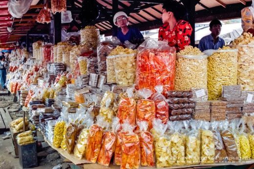 Makanan Khas Oleh oleh dijual pedagang di Sumbar. Foto : gosumbar.co.id.