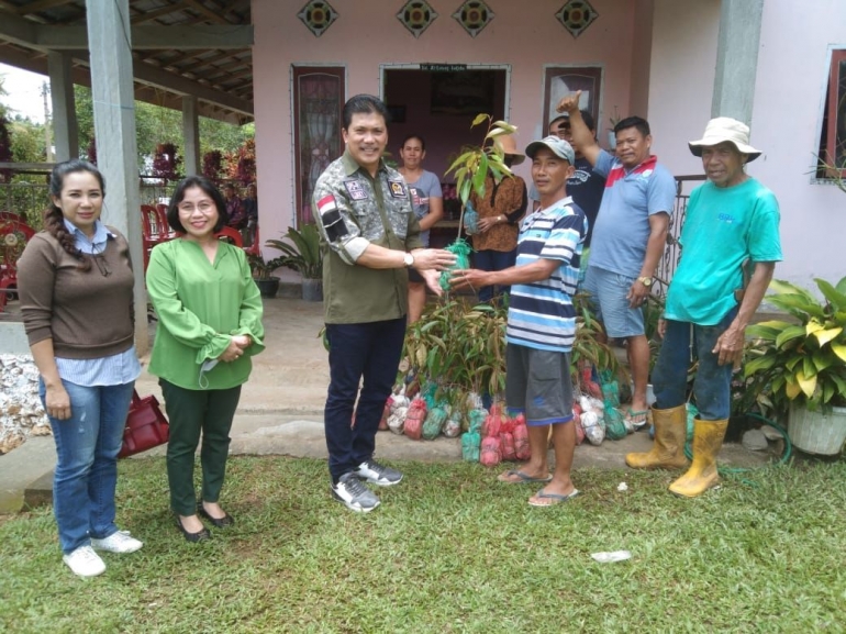 Bantuan bibit durian dari Senator dapil Sulteng Lukky Semen untuk kelompok tani di Pamona Poso. Doc Pri