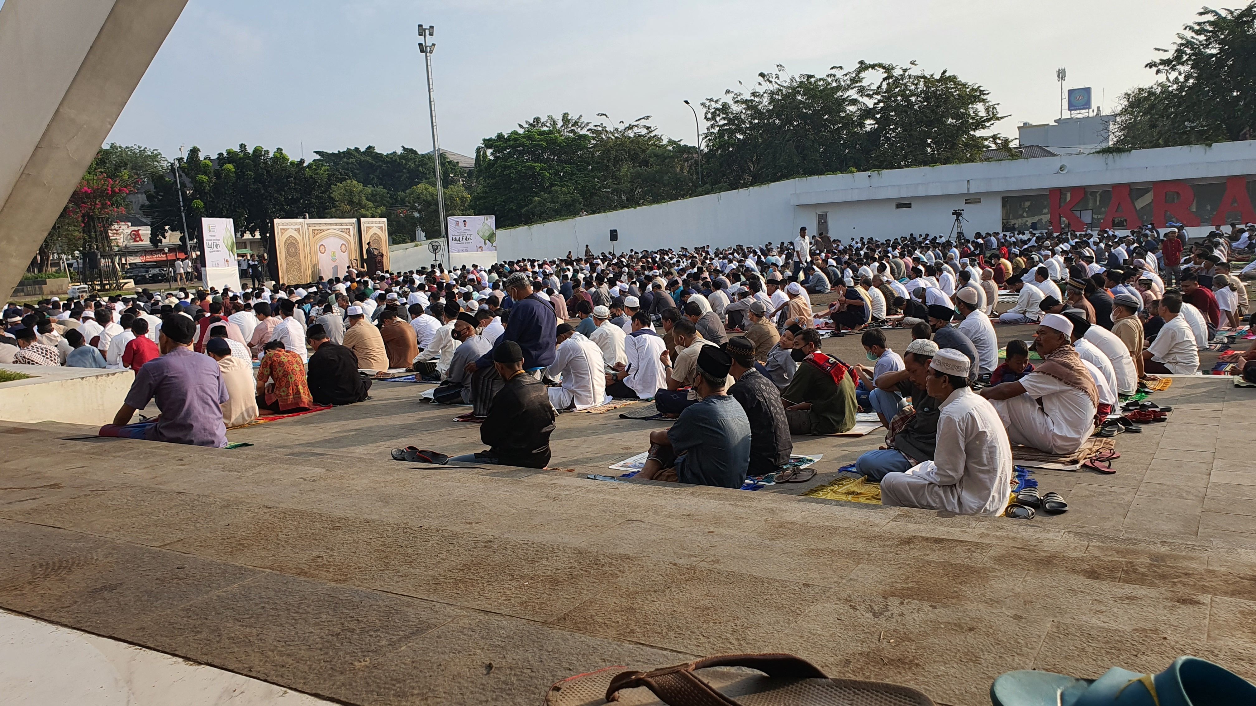 suasana sholat idul fitri di salah satu lapangan 