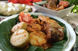 Semur Bandeng Pedas disajikan saat Bakda Kupat. | Foto: Wahyu Sapta.