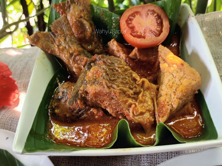 Semur Bandeng Pedas, kuahnya mlekoh, sedap gurih, pedas. Mantaps! | Foto: Wahyu Sapta.