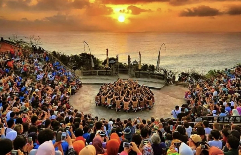 sumber foto : https://www.putrama.co.id/5-fakta-di-balik-tari-kecak-bali/