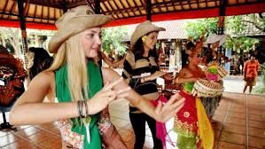 Wisatawan Belajar Tarian Bali | Sumber Educenter