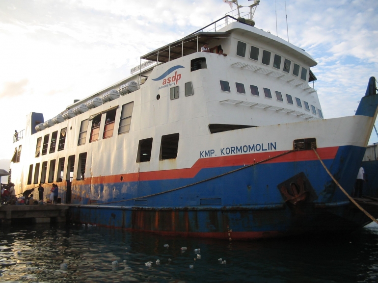 Kapal ferry di Pelabuhan Larat, pada 2006. (@Hanom Bashari)