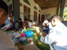 Suasana Ambengan Riayan di Musala Al  Fithrah usai salat Idul Fitri - Dok. Mochammad Luki Azhari.