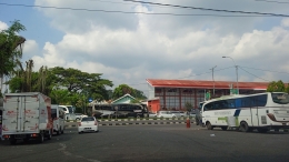Lalu lintas dilihat dari SPBU dekat terminal Giwangan  (Dokpri)
