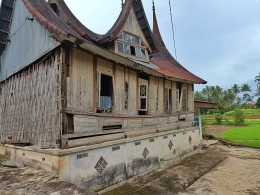 Salah satu rumah gadang yang kosong karena pemiliknya meninggal dunia (Dokpri)