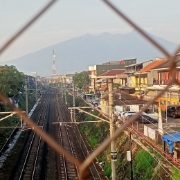 Pemandangan ke arah stasiun Bogor dengan latar belakang Gunung Salak (dokumen pribadi)