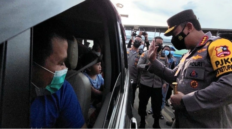 Kapolri Jenderal Listyo Sigit Prabowo melambaikan tangan ke balita yang mudik dengan orangtua mereka. Foto: Budi Tan