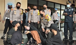 Kapolda Banten Irjen Pol Rudy Heriyanto berjongkok untuk mengayomi pemudik di Merak. Foto: Didik Wiratno