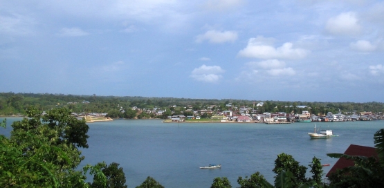 Permukiman di Larat, dilihat dari Desa Lelingluan, Yamdena, pada 2006. (dok. Hanom Bashari) 