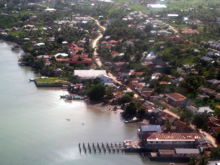 Kota Saumlaki di Pulau Yamdena, Maluku, pada 1990an. (dok. Hanom Bashari) 