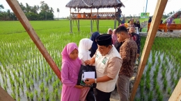 Foto: Ketua Umum KSJ Santuni Anak Yatim Piatu di Lokasi Tempat Wisata Sawah Desa Sei Raja (Dokpri)