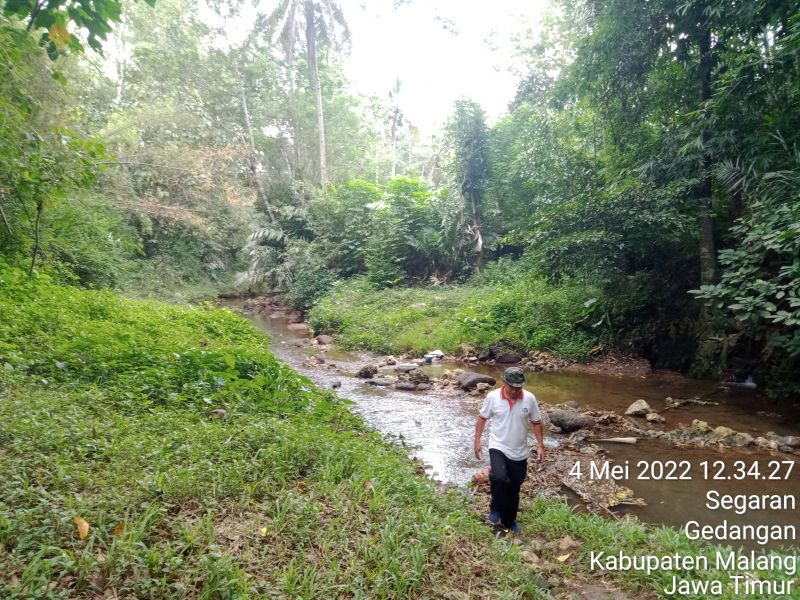 Melewati sungai. | Dokumen pribadi 