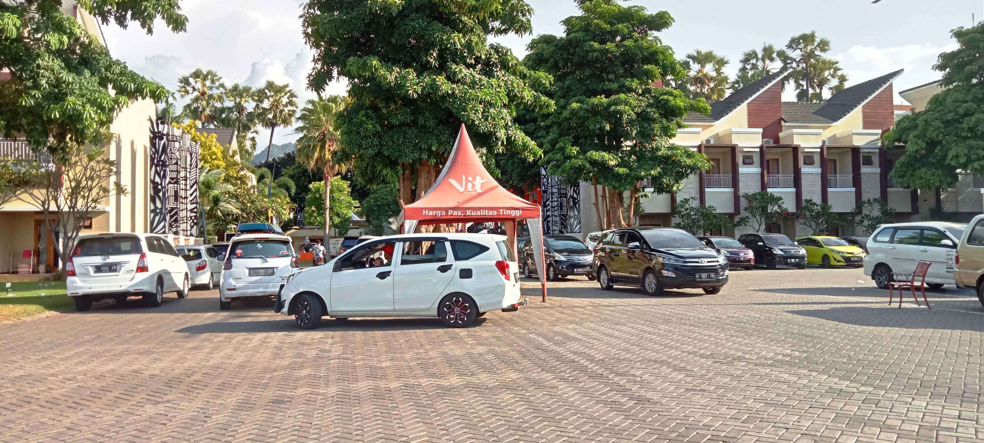 Kondisi area parkir dalam Rest Area Utama Raya. Sumber: Dokpri